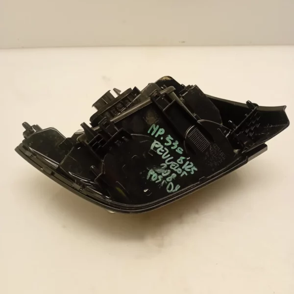 Faro posteriore Peugeot 208 2024 9823216680