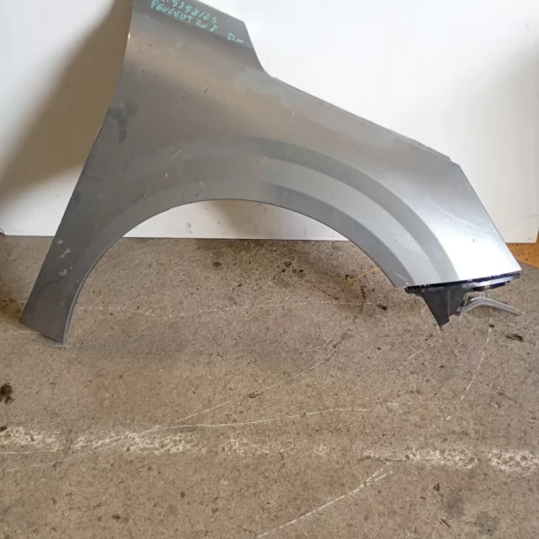 Parafango anteriore Peugeot 208 2024 9823146980