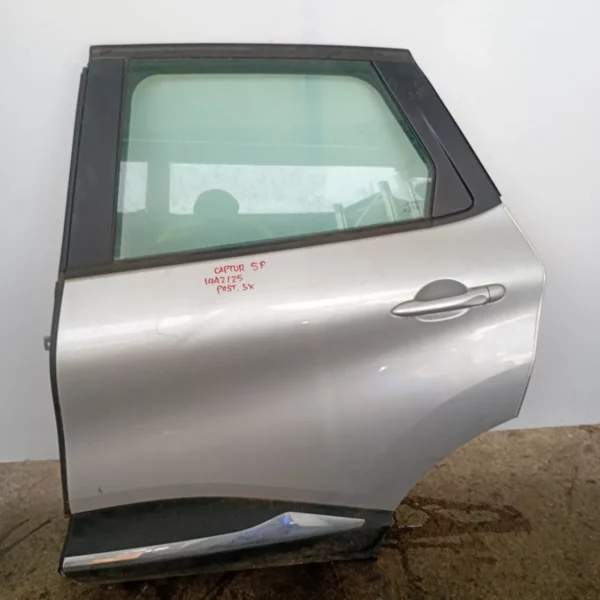 Porta posteriore sinistra Renault Captur (2013 – 2017) 1.5 66 KW diesel 821012117R K9K B6