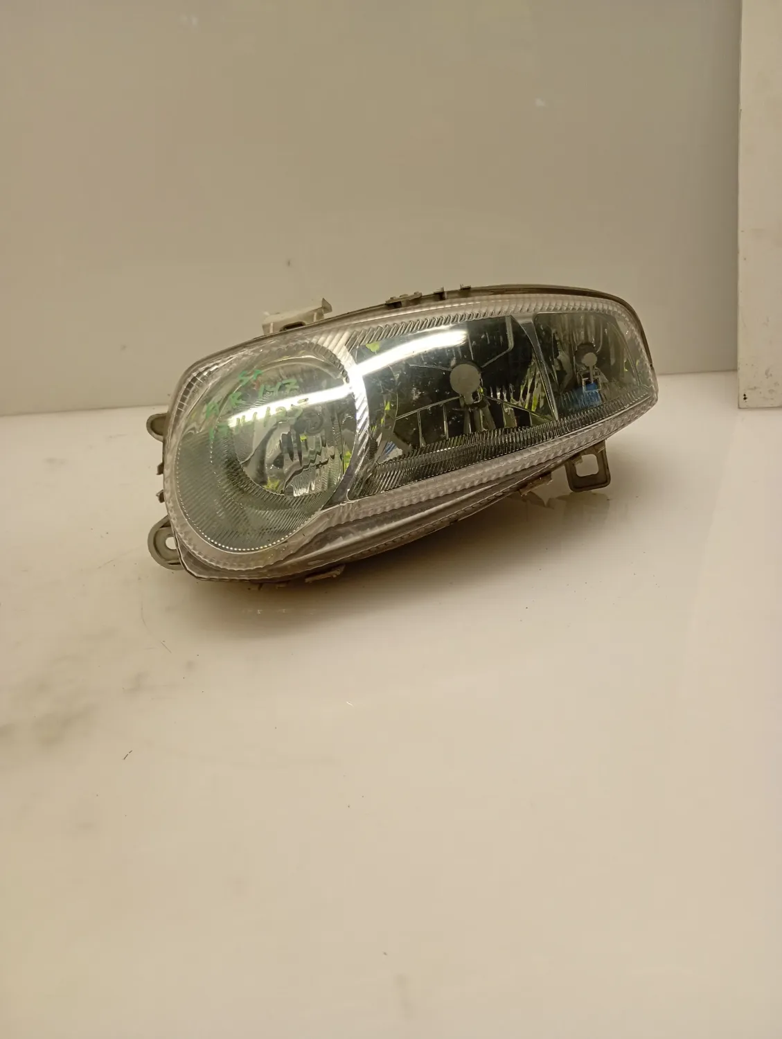 Faro ant. sinistra Alfa Romeo 147 (2000 – 2006) 1.9 85 KW diesel 51713272 937A2000