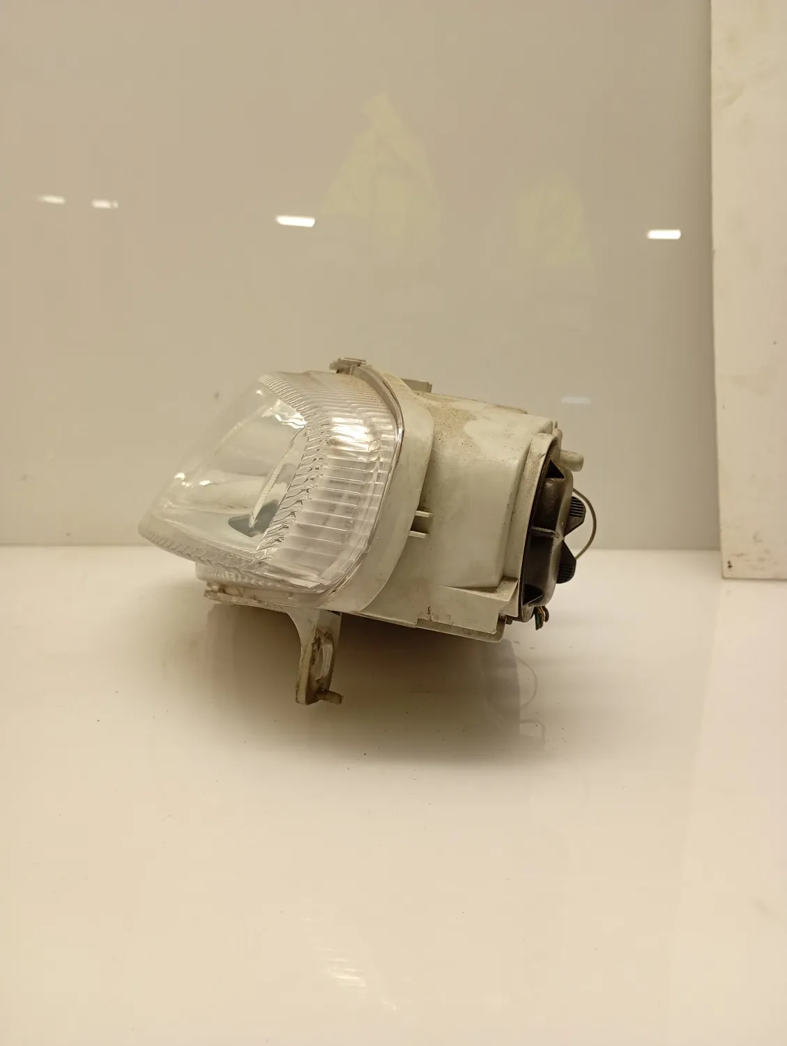 Faro ant. sinistra Alfa Romeo 147 (2000 – 2006) 1.9 85 KW diesel 51713272 937A2000