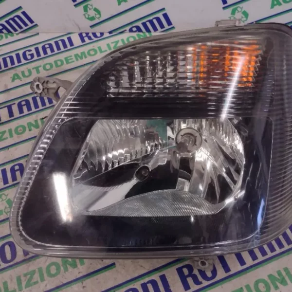 Faro Anteriore Sinistro Opel Agila sfondo scuro 2004