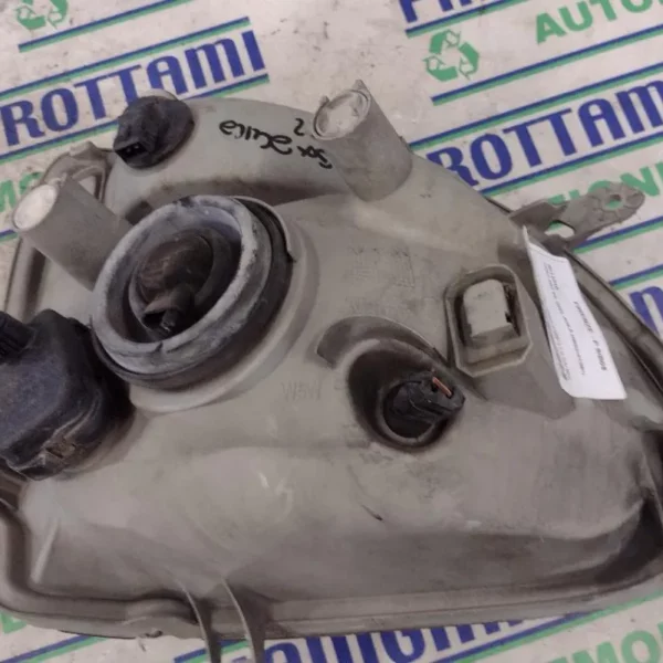 Faro Anteriore Sinistro Opel Agila sfondo scuro 2004