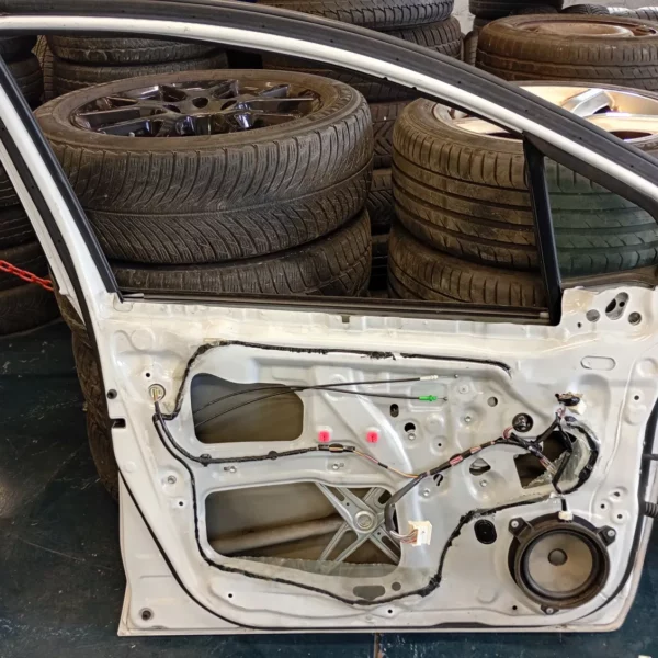 Porta anteriore sinistra Toyota Yaris (2011 – 2015) 1.0 51 KW benzina 670020D500 1KR-FE