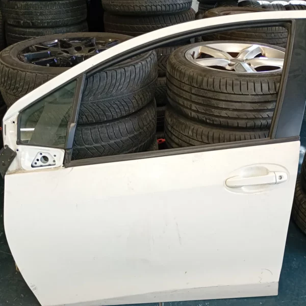 Porta anteriore sinistra Toyota Yaris (2011 – 2015) 1.0 51 KW benzina 670020D500 1KR-FE