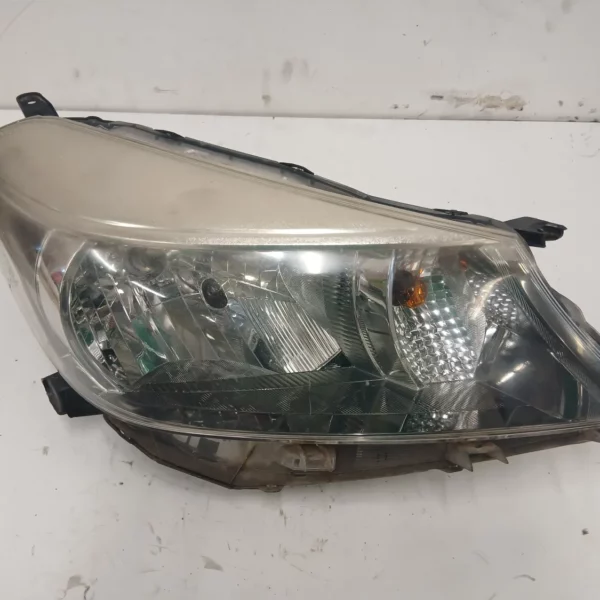 Faro ant. destra Toyota Yaris (2011 – 2015) 1.0 51 KW benzina 811300D810 1KR-FE