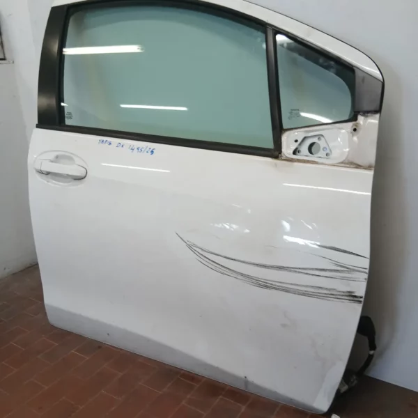 Porta anteriore destra Toyota Yaris (2011 – 2015) 1.0 51 KW benzina 670010D500 1KR-FE