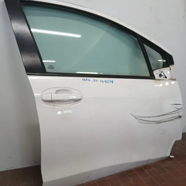 Porta anteriore destra Toyota Yaris (2011 – 2015) 1.0 51 KW benzina 670010D500 1KR-FE