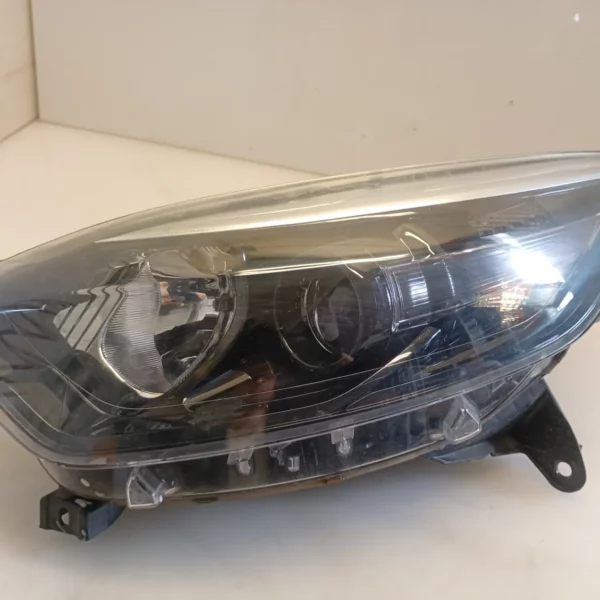 Faro ant. sinistra Renault Captur (2013 – 2017) 1.5 66 KW diesel 260607817R K9K E6