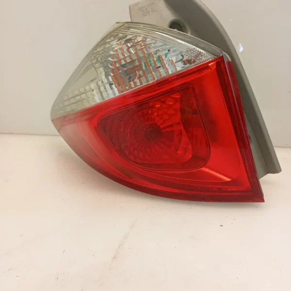 Faro posteriore sinistra Toyota Verso-s (2011 – oggi) 1.3 73 KW benzina 8156152730 1NR FE