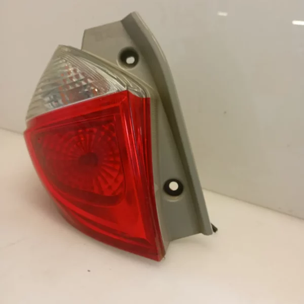 Faro posteriore sinistra Toyota Verso-s (2011 – oggi) 1.3 73 KW benzina 8156152730 1NR FE