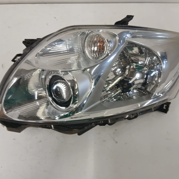 Faro ant. sinistra Toyota Auris (2007 – oggi) 1.4 71 KW benzina 8117002460 4ZZ FE