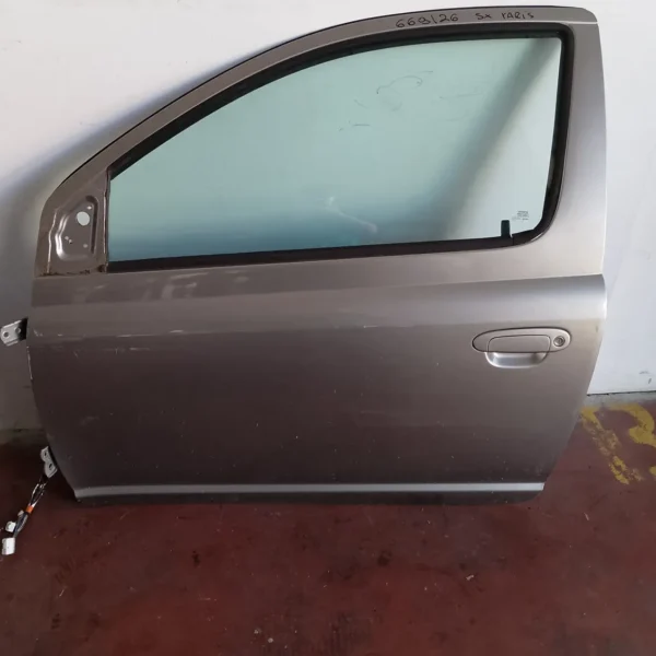 Porta anteriore sinistra Toyota Yaris (2001 – 2005) 1.3 64 KW benzina 670020D090 2SZ FE