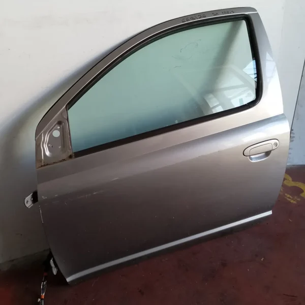 Porta anteriore sinistra Toyota Yaris (2001 – 2005) 1.3 64 KW benzina 670020D090 2SZ FE