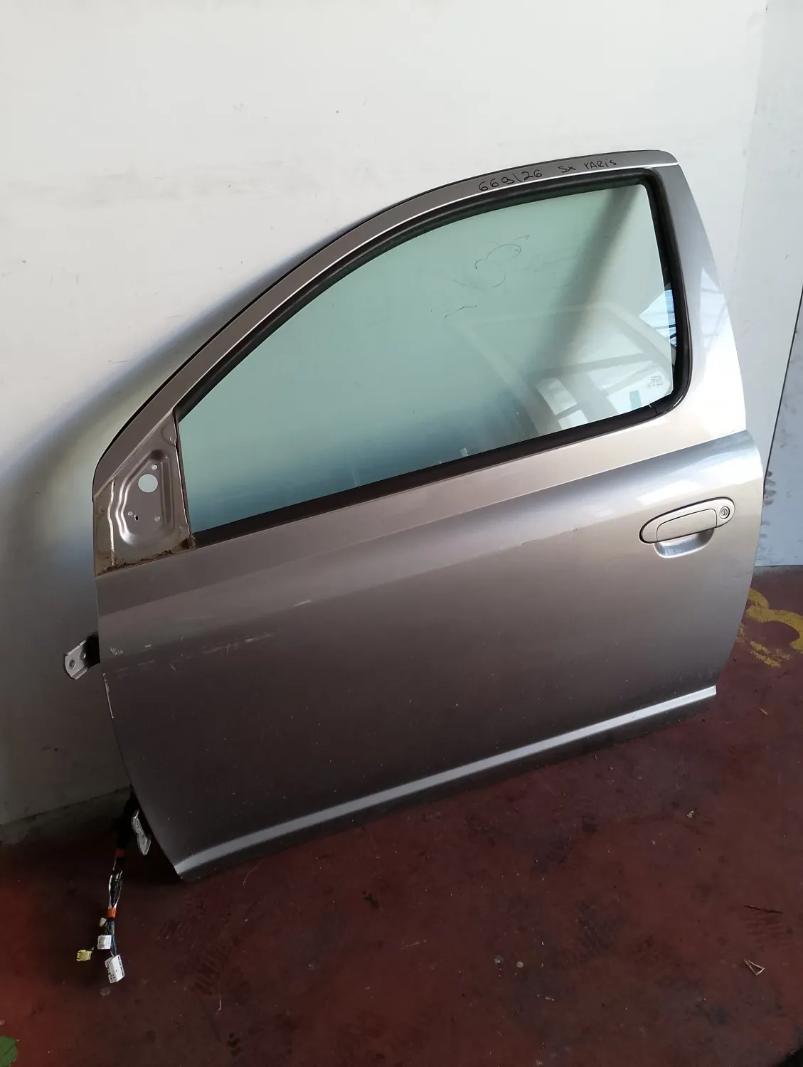 Porta anteriore sinistra Toyota Yaris (2001 – 2005) 1.3 64 KW benzina 670020D090 2SZ FE