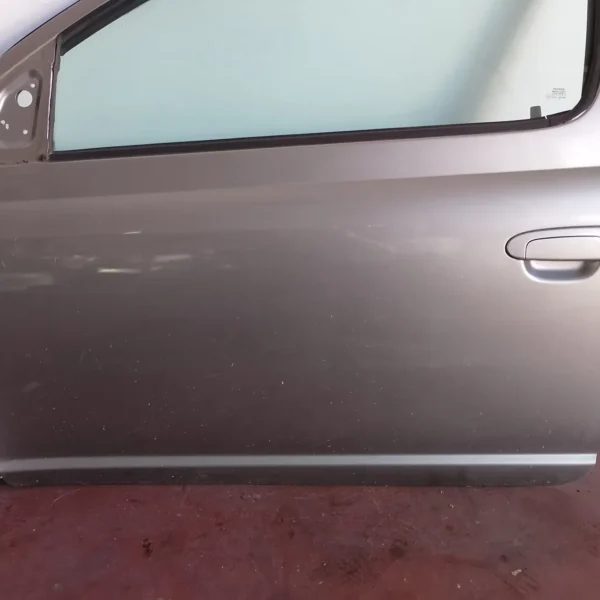Porta anteriore sinistra Toyota Yaris (2001 – 2005) 1.3 64 KW benzina 670020D090 2SZ FE