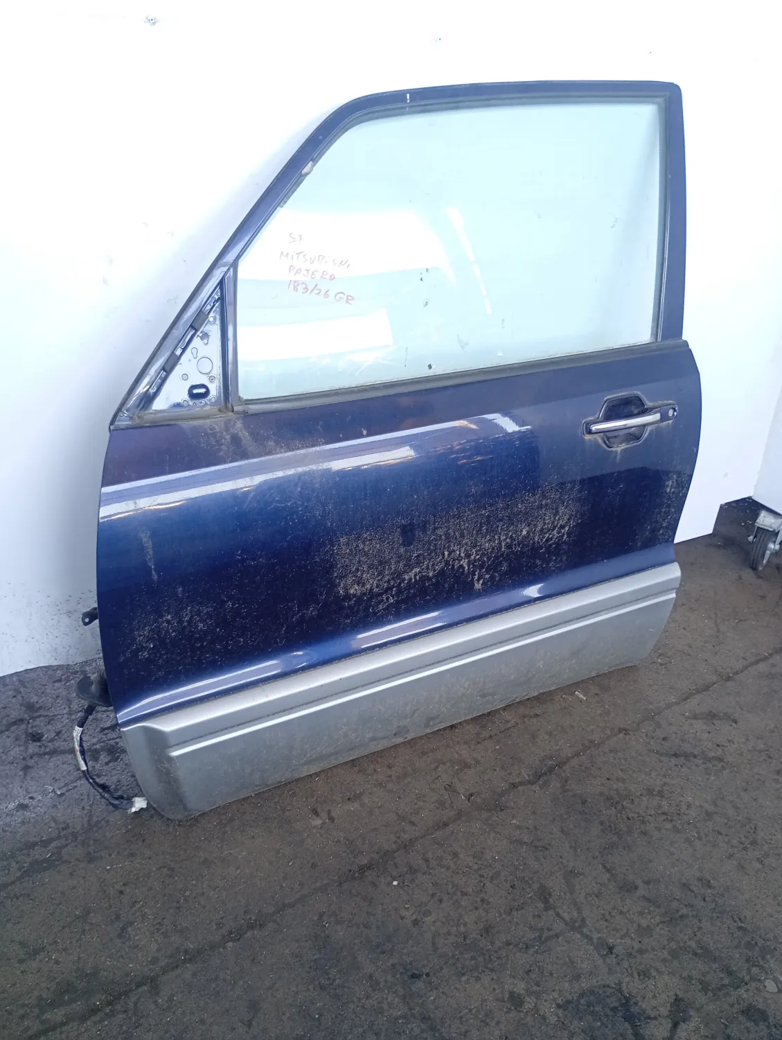 Porta anteriore sinistra Mitsubishi Pajero (2000 – 2007) 3.2 118 KW diesel 5700A883 4M41