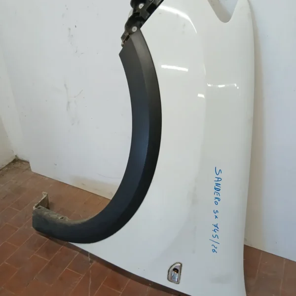 Parafango ant. sx Dacia Sandero 2a Serie (2012 – 2021) 1.5 66 KW diesel K9K C6