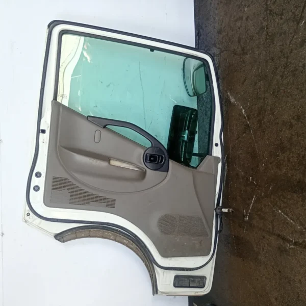 Porta anteriore sinistra Nissan Cabstar (2006 – 2017) 2.5 100 KW diesel H0101LC1MA YD25