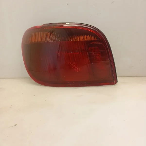 Faro posteriore sinistra Toyota Yaris (1999 – 2005) 1.4 55 KW diesel 8156052260 1ND TV