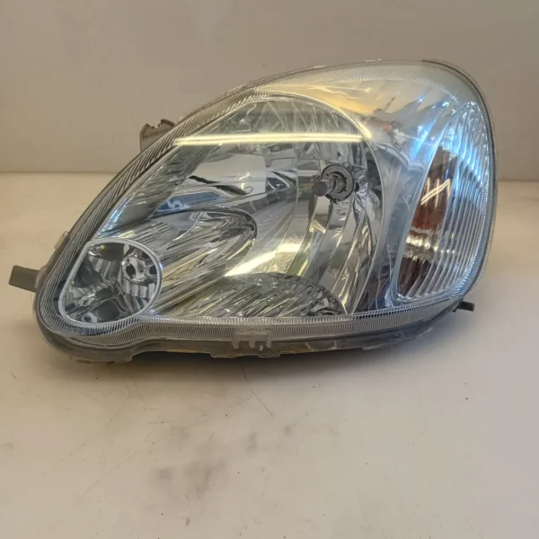 Faro ant. sinistra Toyota Yaris (1999 – 2005) 1.4 55 KW diesel 8115052360 1ND TV