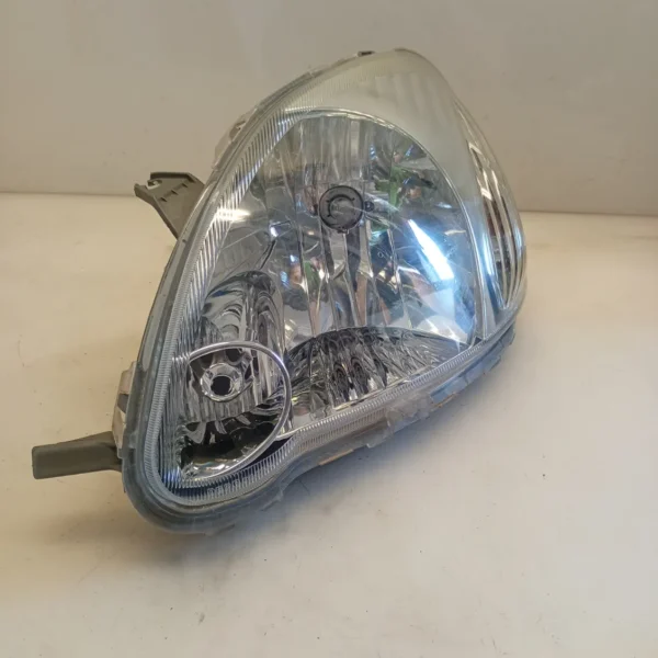 Faro ant. sinistra Toyota Yaris (1999 – 2005) 1.4 55 KW diesel 8115052360 1ND TV