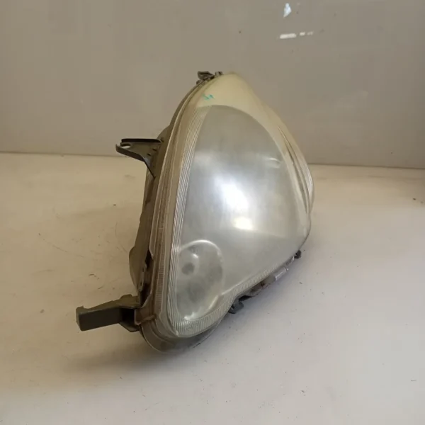 Faro ant. sinistra Toyota Yaris (2001 – 2005) 1.0 48 KW benzina 811700D080 1SZ FE