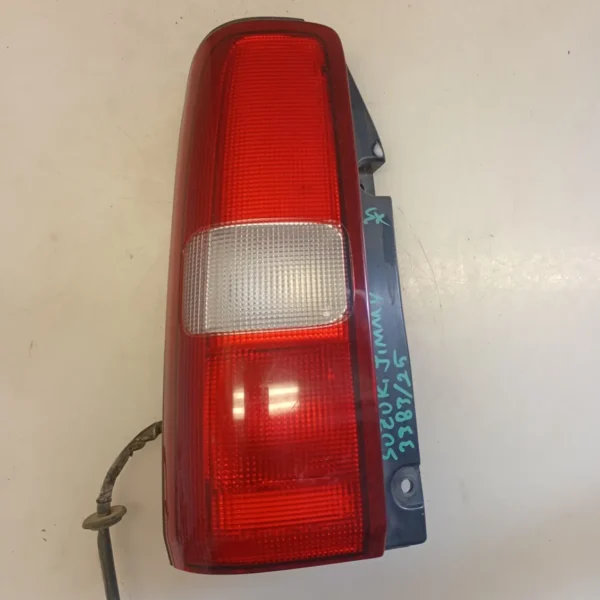 Faro posteriore sinistra Suzuki Jimny (1999 – 2005) 1.3 59 KW benzina 3627581A00000 G13BB