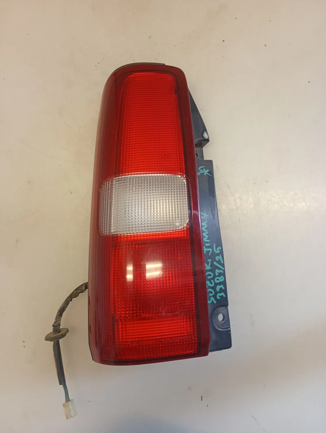 Faro posteriore sinistra Suzuki Jimny (1999 – 2005) 1.3 59 KW benzina 3627581A00000 G13BB