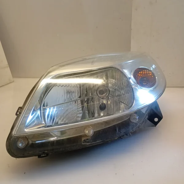 Faro ant. sinistra Dacia Sandero (2008 – 2013) 1.4 55 KW 8200733878 K7J A7