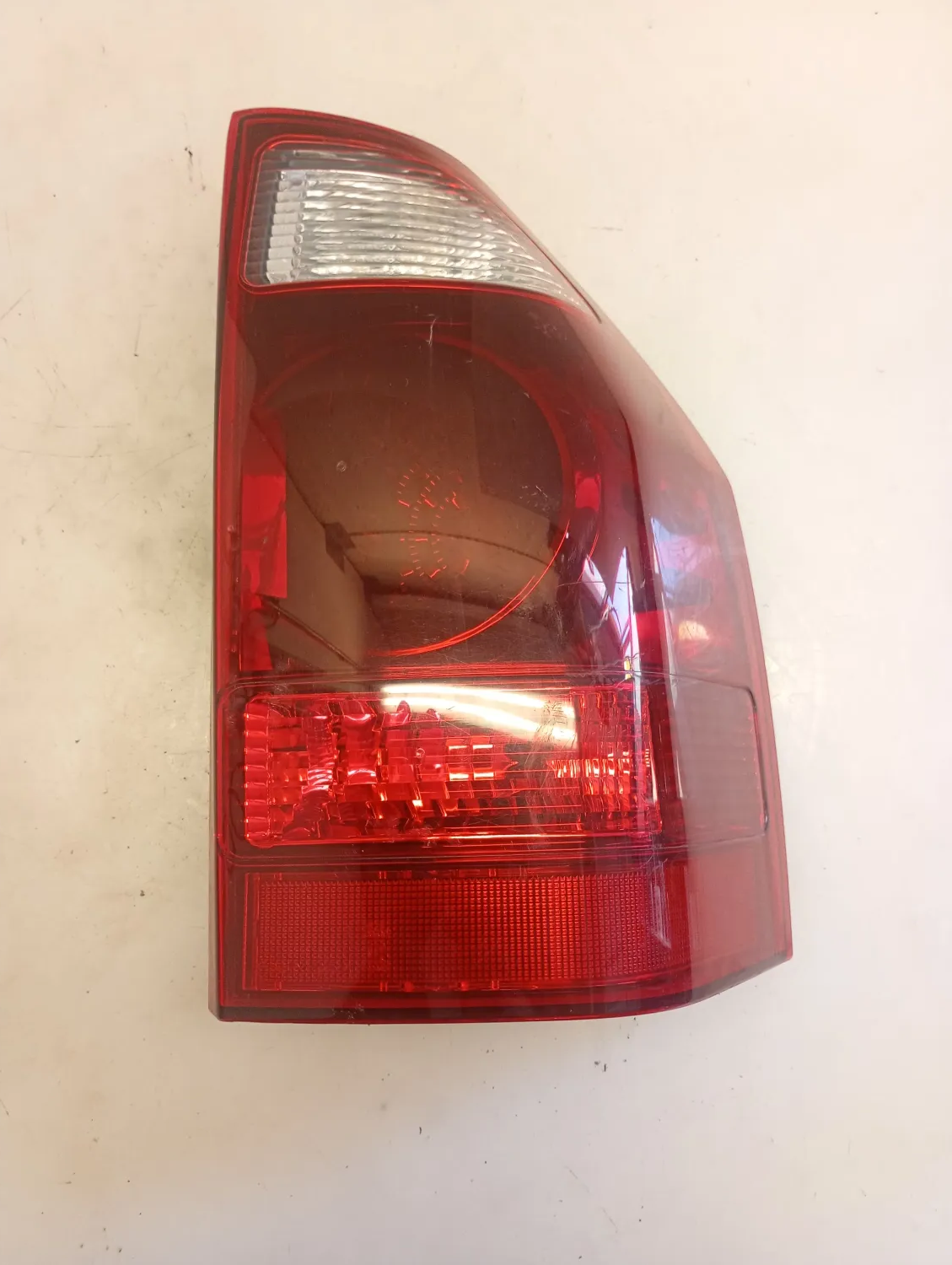 Faro post. sup. destra Mitsubishi Pajero (2000 – 2007) 3.2 118 KW diesel MR548058 4M41