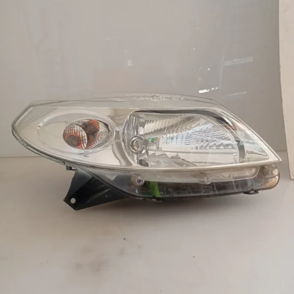 Faro ant. destro Dacia Sandero (2008 – 2013) 1.4 55 KW benzina 8200733877 K7J A7