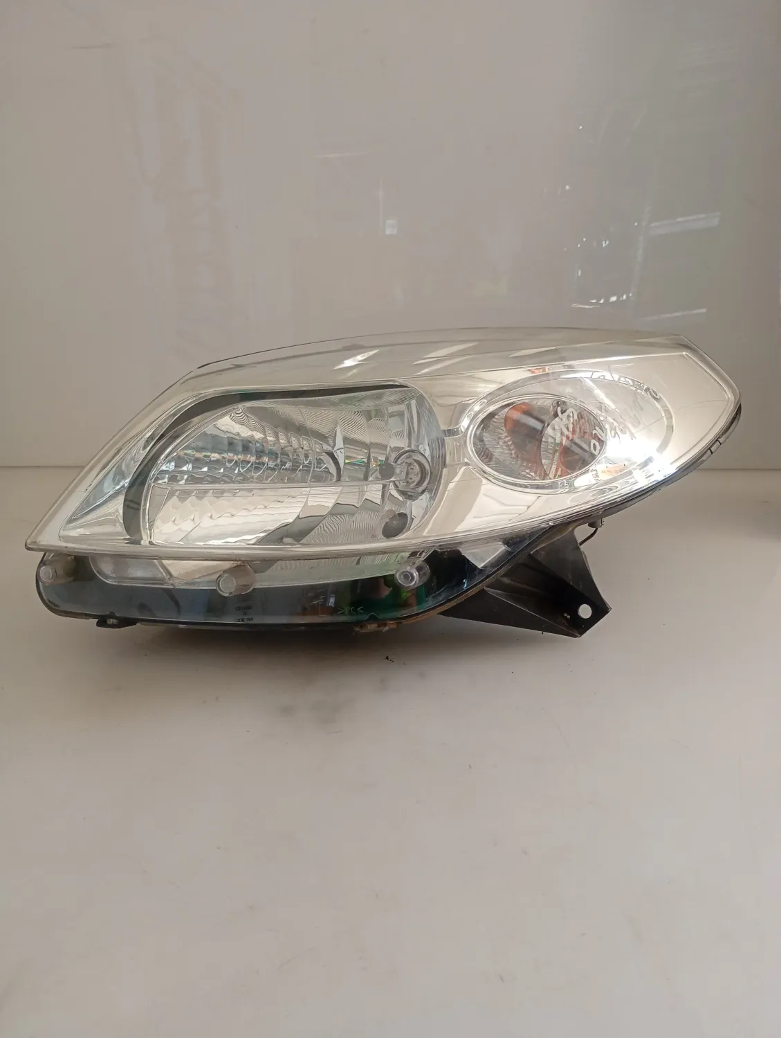 Faro ant. sinistro Dacia Sandero (2008 – 2013) 1.4 55 KW benzina 8200733878 K7J A7