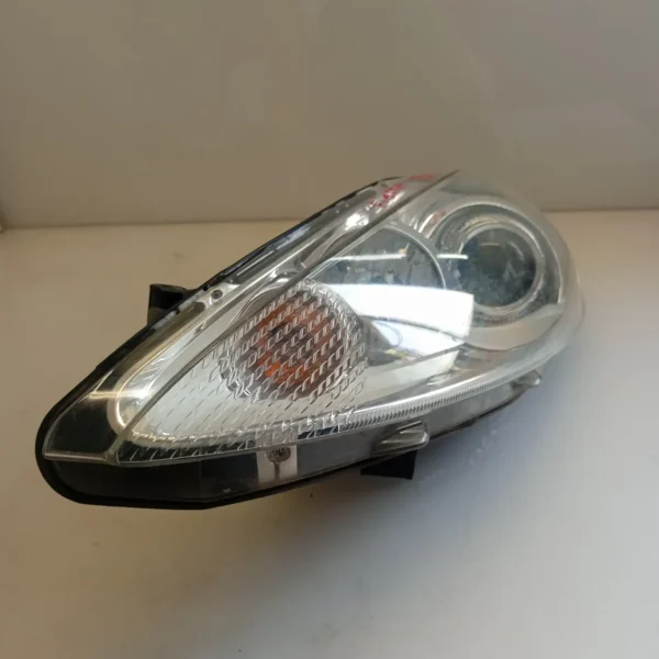 Faro ant. sinistro Ford Fiesta (2008 – 2013) 1.4 50 KW diesel 1740028 F6JD