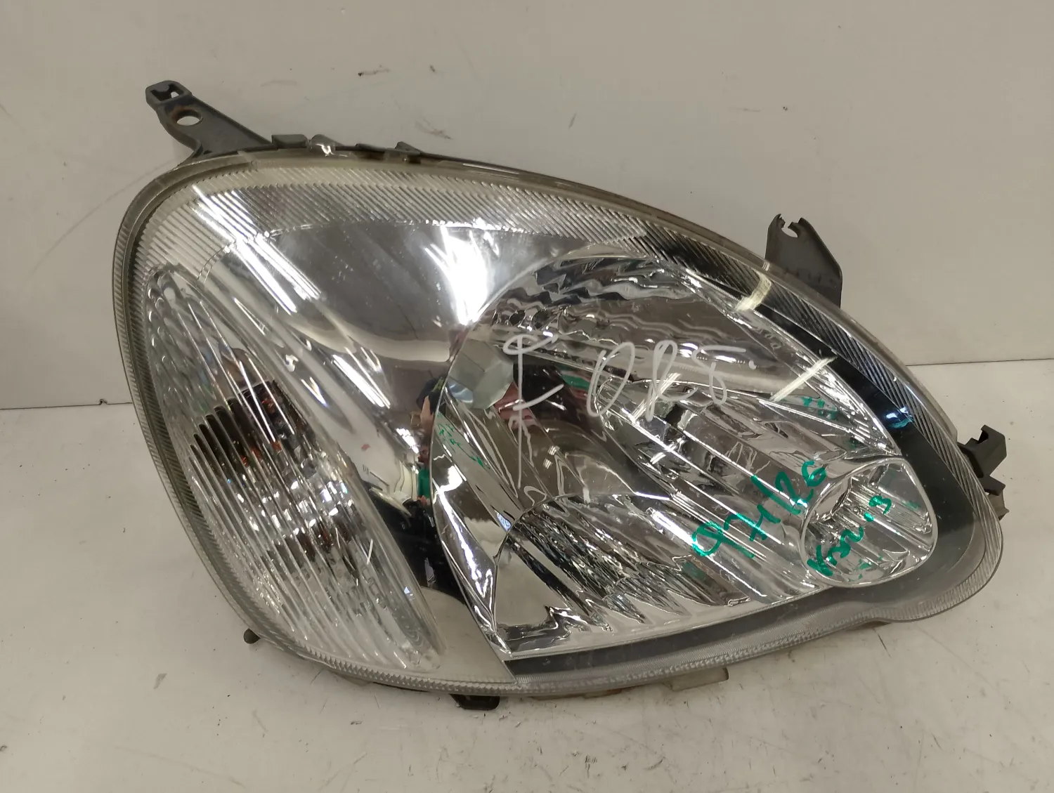Faro ant. destro Toyota Yaris (2001 – 2005) 1.0 48 KW benzina 811300D080 1SZ FE