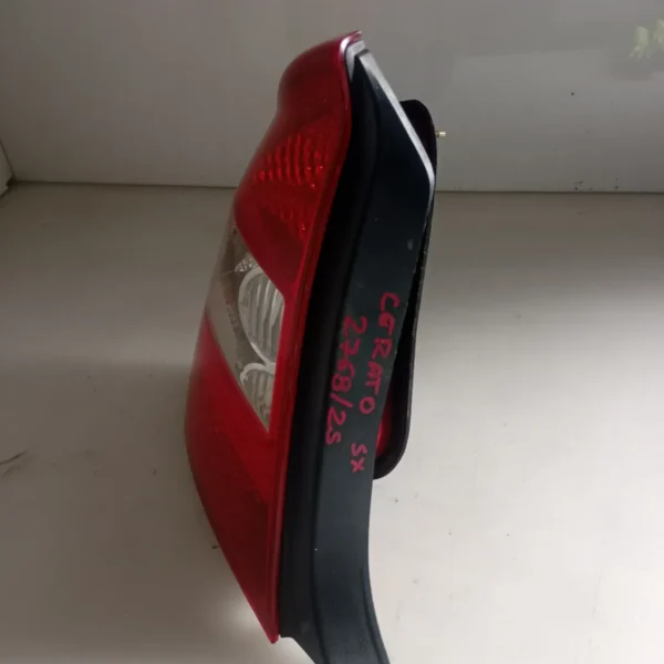 Faro posteriore sinistro Kia Cerato (2004 – 2008) 1.5 75 KW diesel 924012F210 D4FA