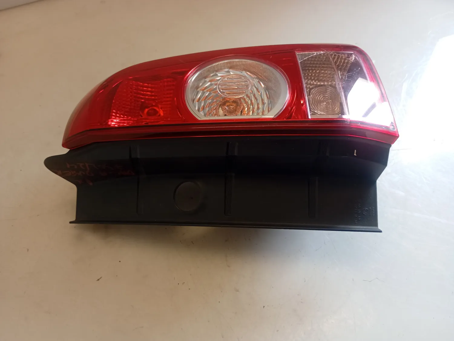 Faro posteriore destro Dacia Duster (2010 – 2013) 1.5 79 KW diesel 265500033R K9K J8