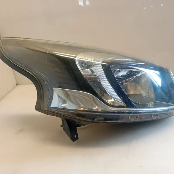 Faro ant. destro Opel Vivaro (2014 – 2019) 1.6 88 KW diesel 95527866 R9M D4