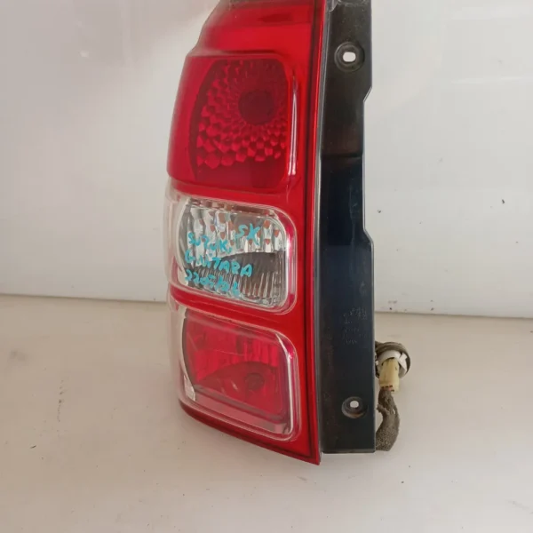 Faro posteriore sinistro Suzuki Grand Vitara (2005 – 2012) 1.9 95 KW diesel 3567065J11000 F9Q