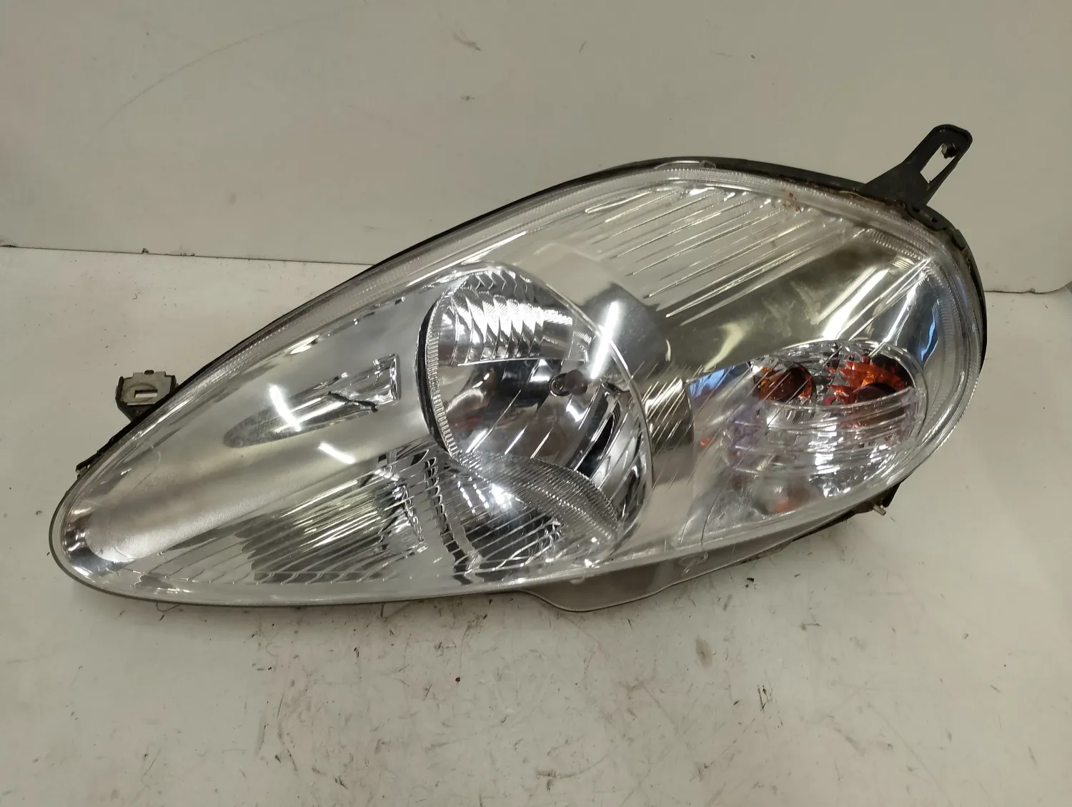 Faro ant. sinistro Fiat Grande Punto (2005 – 2008) 1.3 55 KW diesel 51701593 199A2000