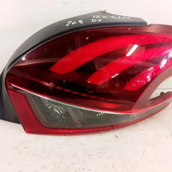 Faro posteriore destro Peugeot 208 (2015 – 2020) 1.2 60 KW benzina 9825601180 HM01