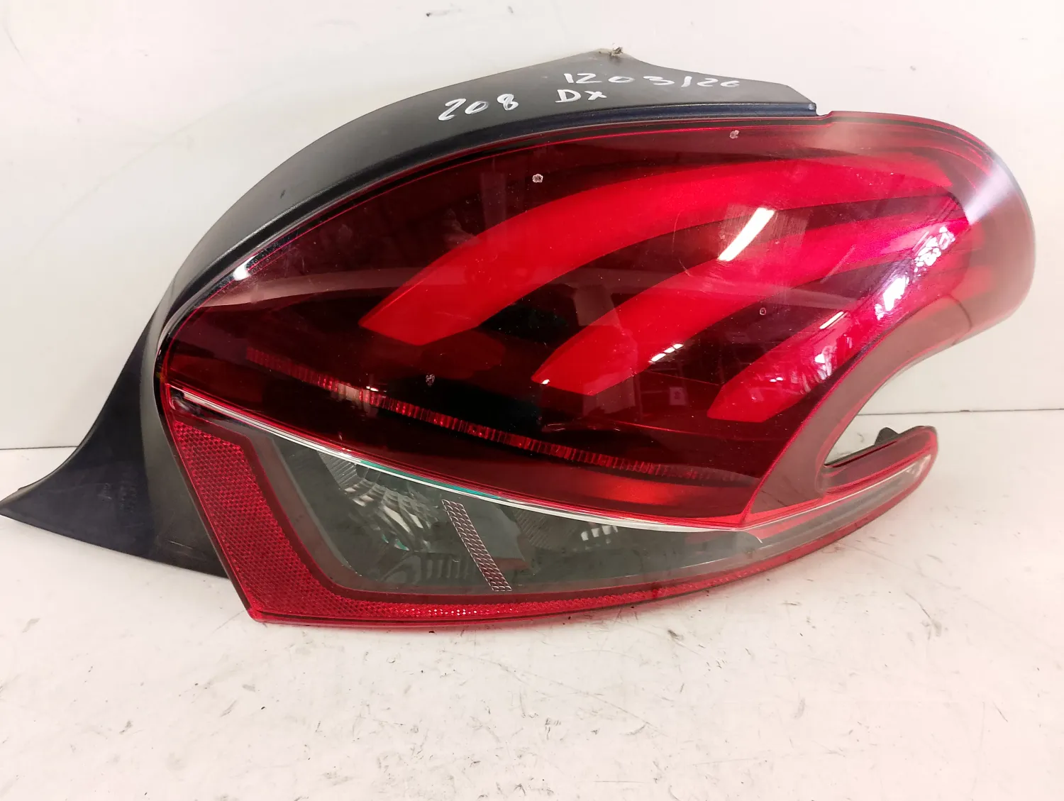 Faro posteriore destro Peugeot 208 (2015 – 2020) 1.2 60 KW benzina 9825601180 HM01