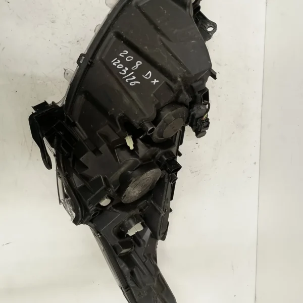 Faro ant. destro Peugeot 208 (2015 – 2020) 1.2 60 KW benzina 1685351480 HM01