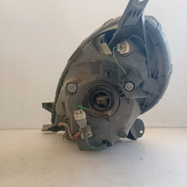 Faro ant. destro Toyota Yaris Verso (2003 – 2007) 1.3 62 KW benzina 8111052390 2NZ FE