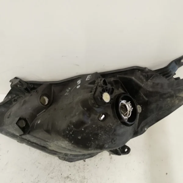Faro ant. destro Toyota Yaris (2011 – 2015) 1.4 66 KW diesel 811300D450 1ND TV