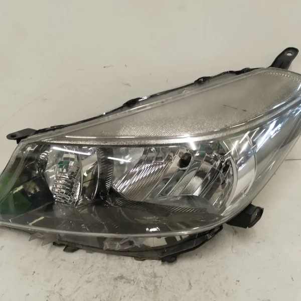 Faro ant. sinistro Toyota Yaris (2011 – 2015) 1.4 66 KW diesel 811700D810 1ND TV