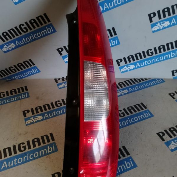 Faro Posteriore Destro Mitsubishi Colt 2004