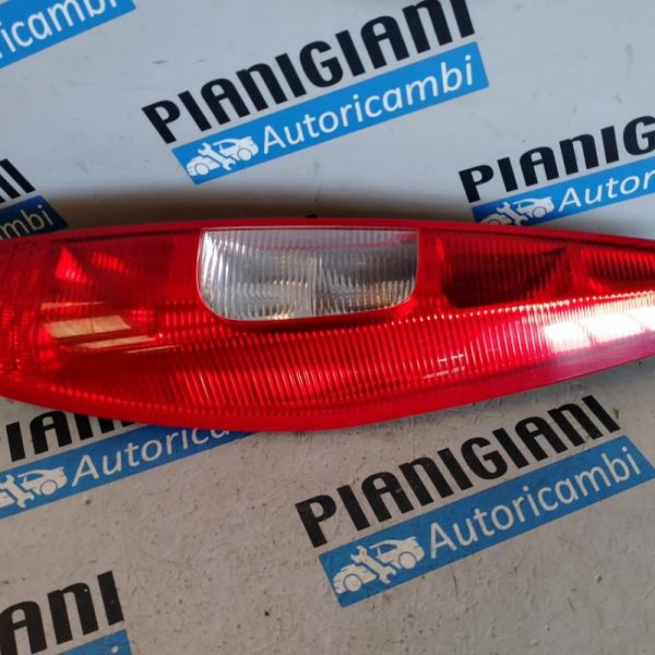 Faro Posteriore Destro Mitsubishi Colt 2004