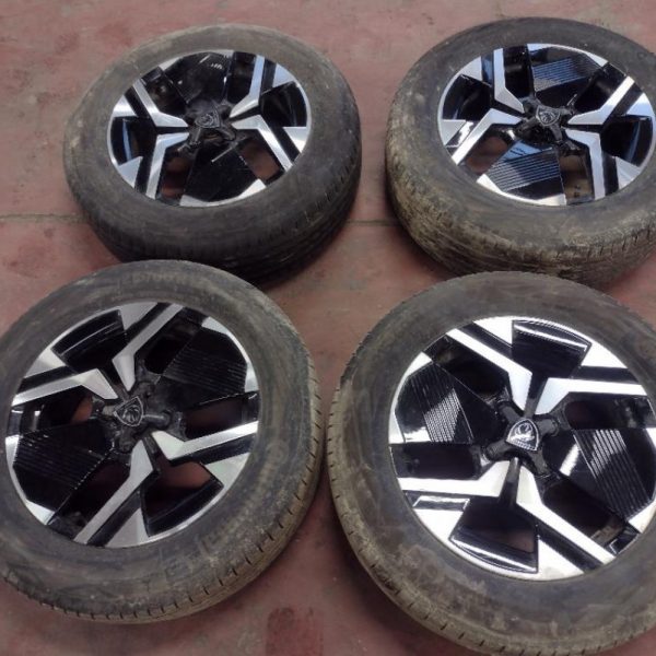 4 Cerchi In Lega con Gomme 215/60/R17 15.000 Km Peugeot 2008 anno 2023