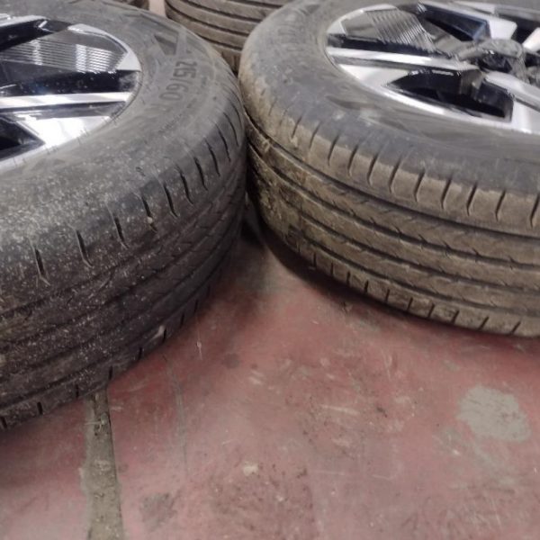 4 Cerchi In Lega con Gomme 215/60/R17 15.000 Km Peugeot 2008 anno 2023